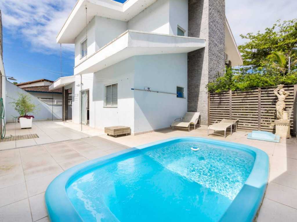 CASA COM PISCINA PRÓXIMO AO MAR - BOMBINHAS/SC