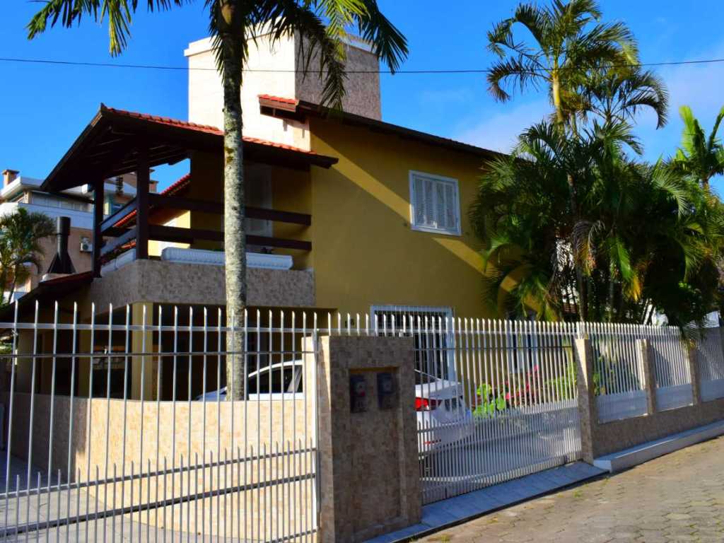 Casa a 100 metros do mar para 10 pessoas, 4 dormitórios - Cód 5009