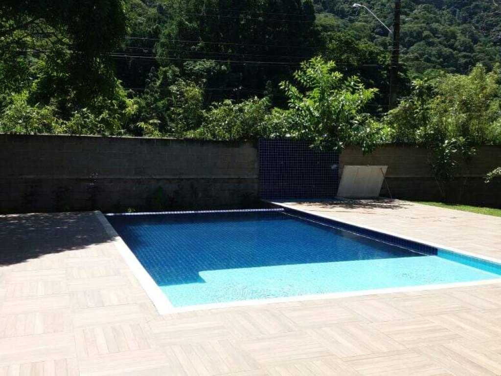 Linda Casa com 4 quartos, Piscina e Churrasqueira em Ubatuba