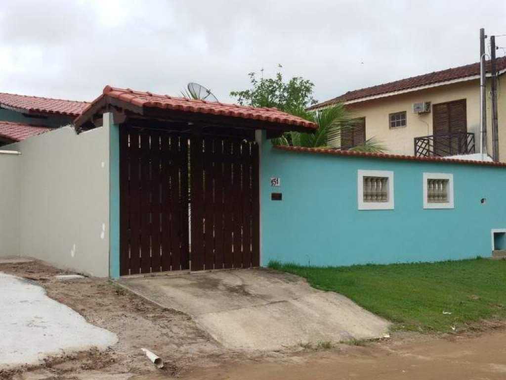 Ampla casa de praia familiar a 150 m do mar com vista para a serra