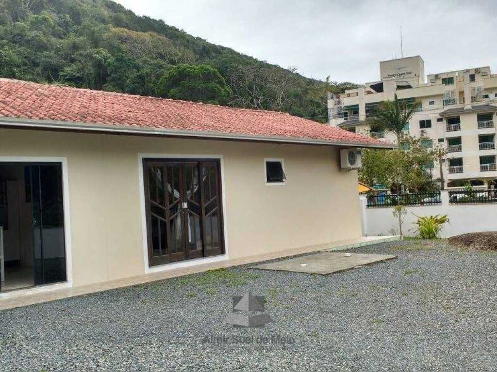 Ótima casa, localizada a 400 mts do mar em Bombinhas