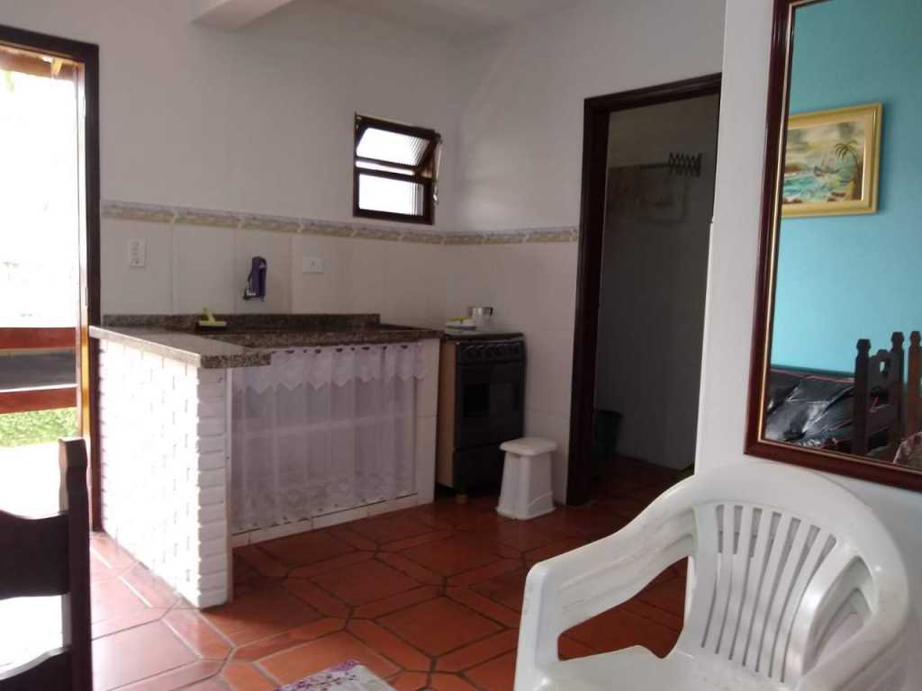 Apartamento com sacada na Praia das Toninhas. Uma quadra da praia!