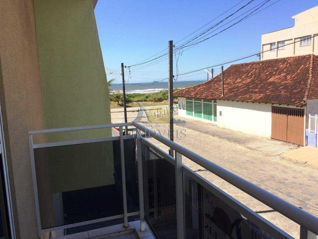 Sobrado geminado, contendo na parte térrea sala.