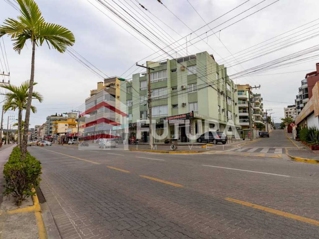 CÓD - LA032E – APARTAMENTO NA AVENIDA PRINCIPAL NA PRAIA DE BOMBAS- BOMBINHAS/SC / 01 SUÍTE / 01 VAGA DE GARAGEM