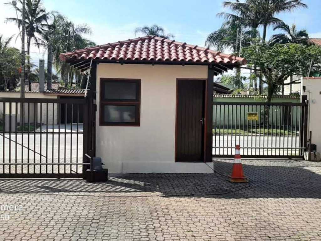 CASA EM CONDOMINIO FECHADO