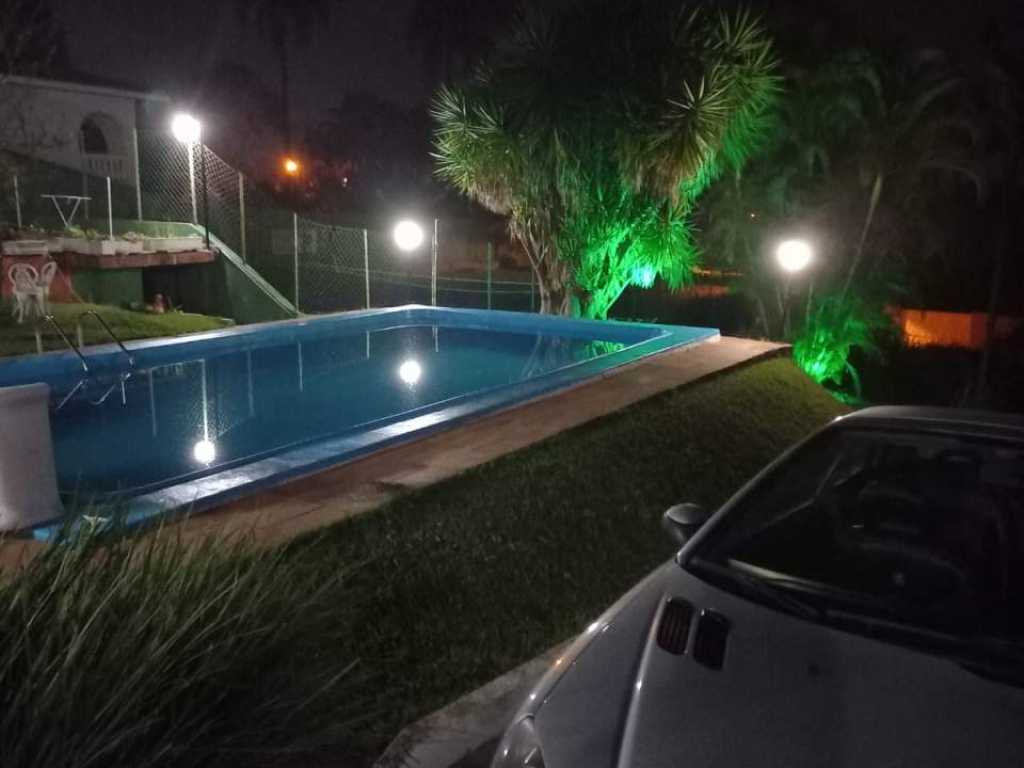 Casa de campo com 2 piscinas e quadra de tênis/volei . Cond. Chácara Bela Vista,  Est. Sta Inês, km  18 - B. Vila Machado, Frente a represa.