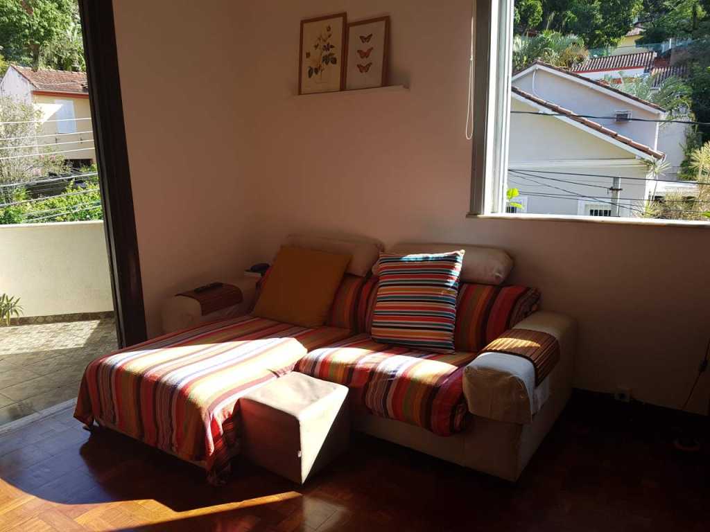 apartamento grande, 2 quartos, rodeado de verde, aconchegante e confortável, em ruazinha tranquila no Cosme velho.