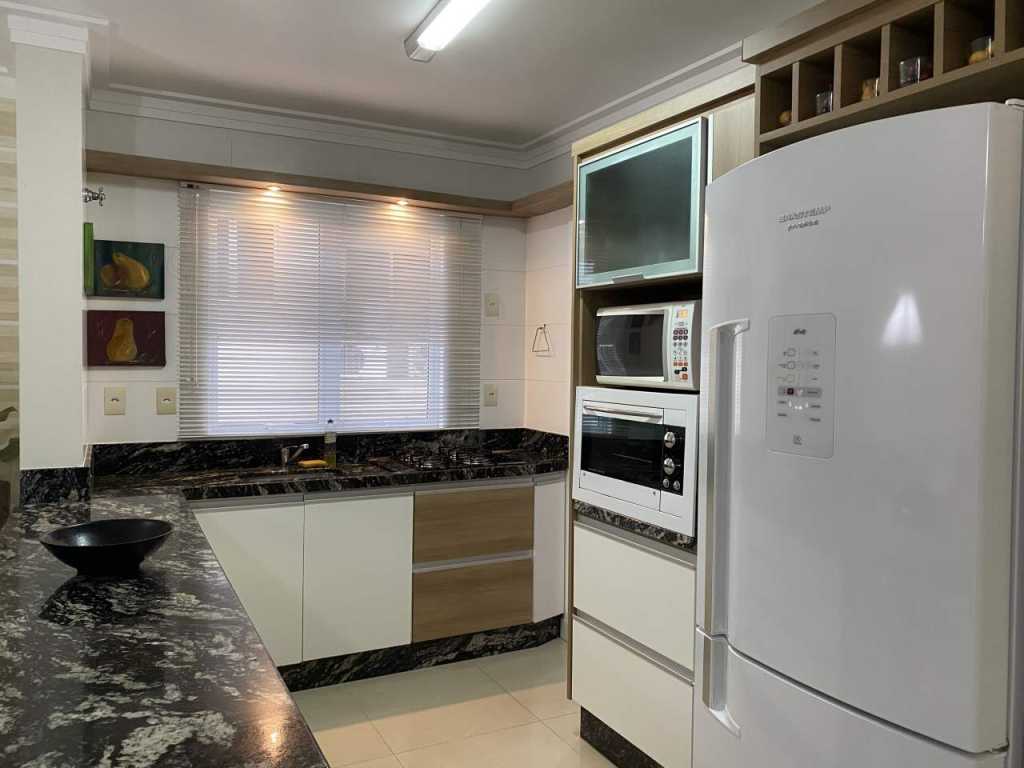 APARTAMENTO DE ALTO ESTÁNDAR EN BOMBINHAS, SC, 04 AIR SPLIT, WI-FI, CAMA, 70 MTS. MAR, ma103