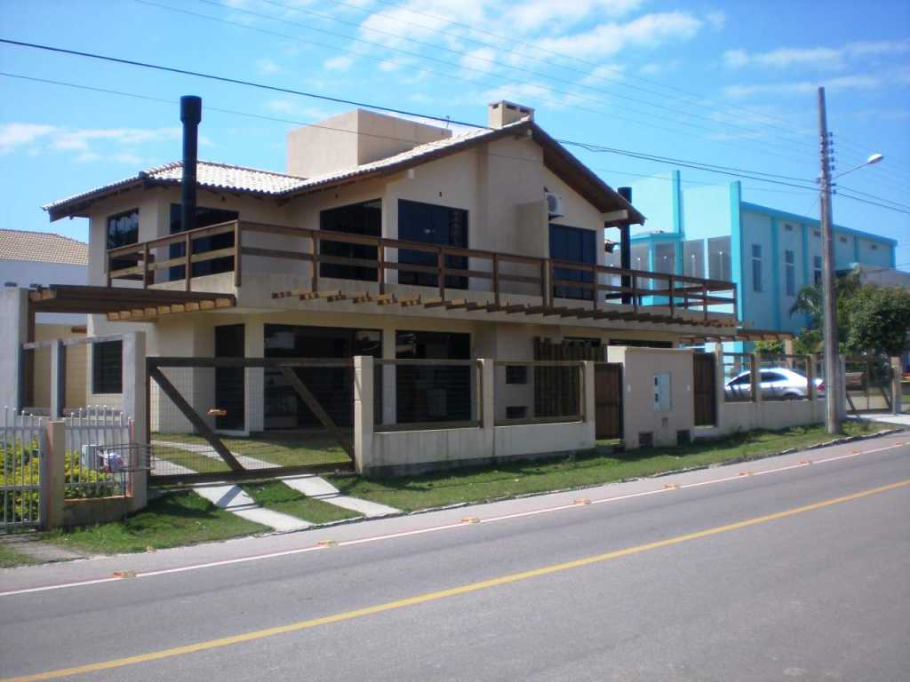 Excelente casa ubicada en la región central de Garopaba.