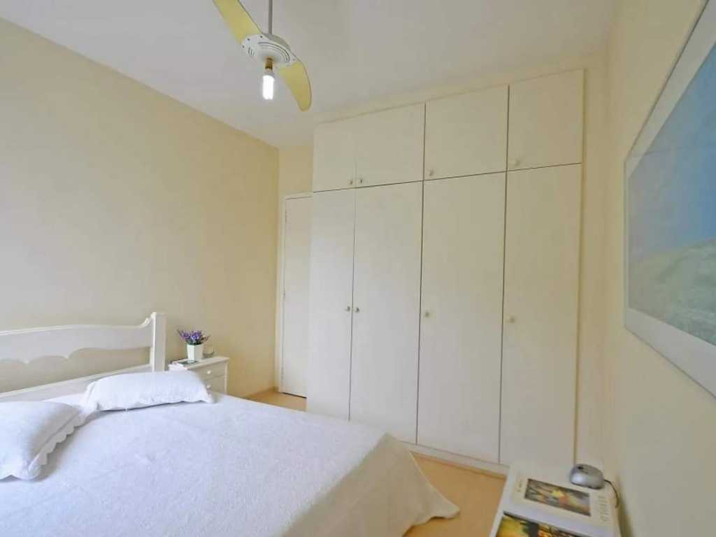 Apartamento de 2 quartos com varanda e vaga de garagem no Leme!