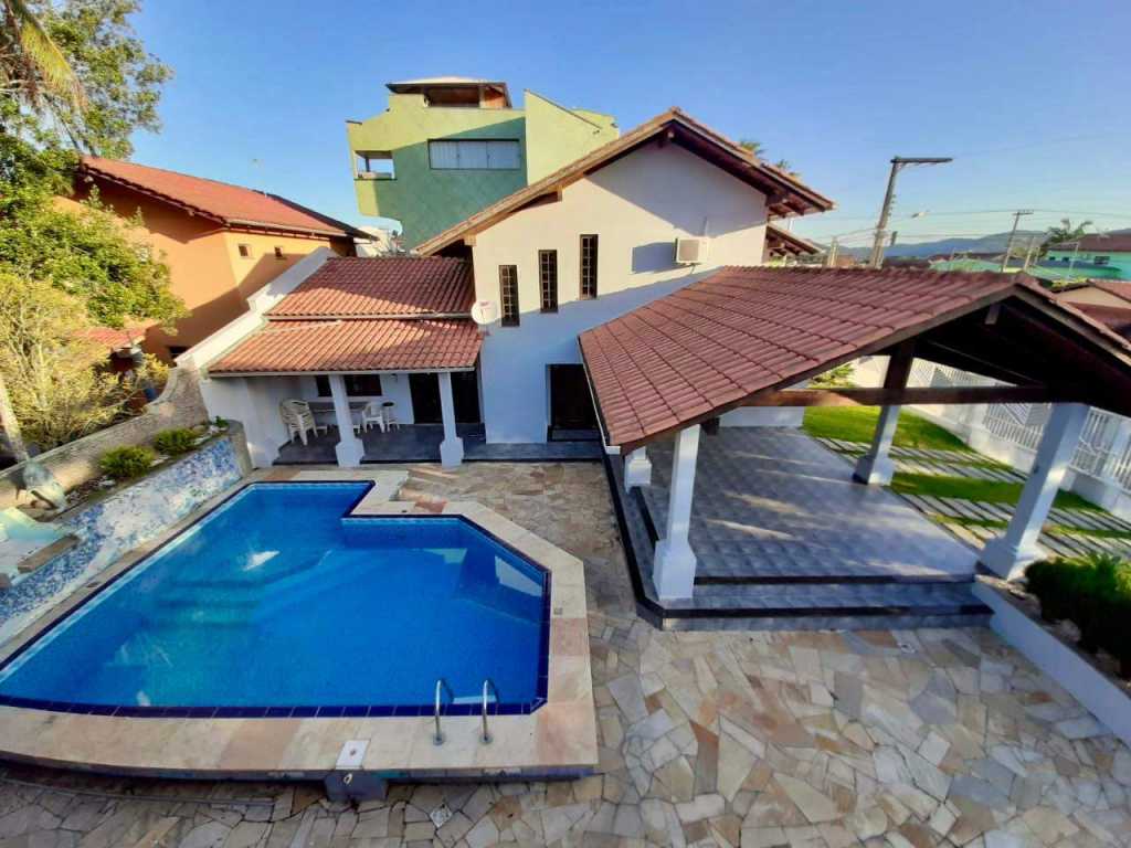 Casa com piscina 300 mts da praia