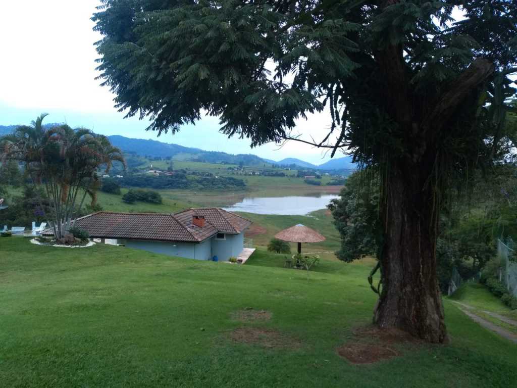 Casa campo de frente para represa