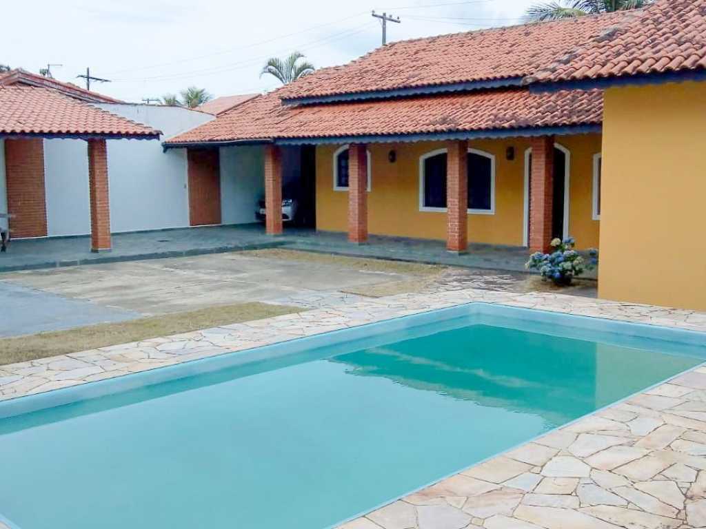 P005 - Linda casa com 3 dormitórios, piscina, churrasqueira em Peruíbe