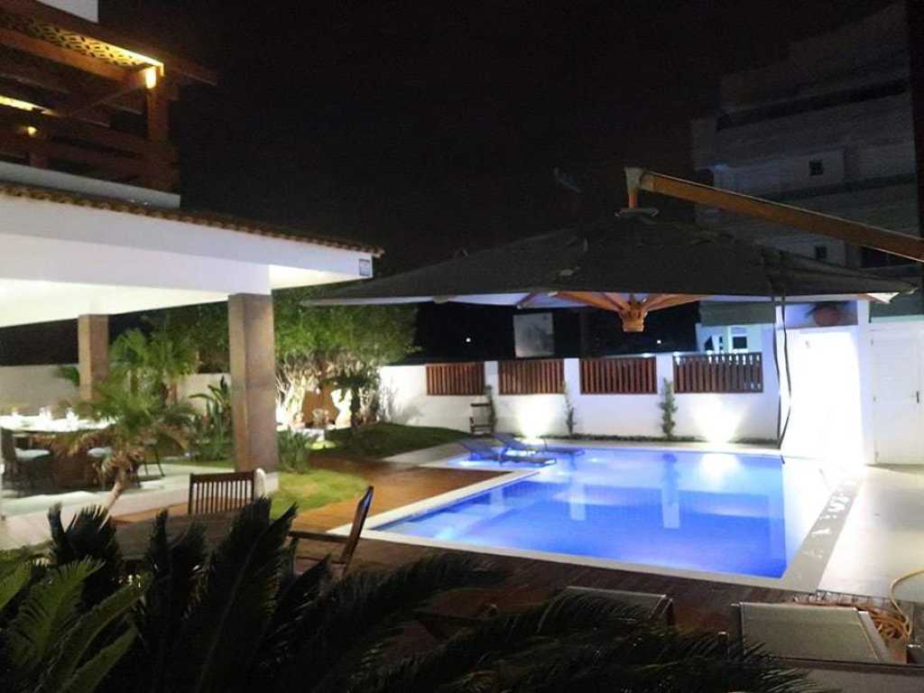 Apartamento, 4 suítes, e uma incrível piscina a 60 m do mar.