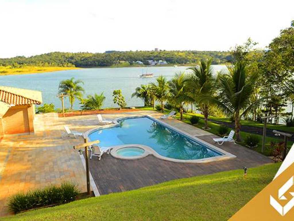 MARAVILHOSA CASA DE CAMPO COM 5 SUÍTES COM RAMPA DE ACESSO AO LAGO CORUMBÁ EM CALDAS NOVAS.