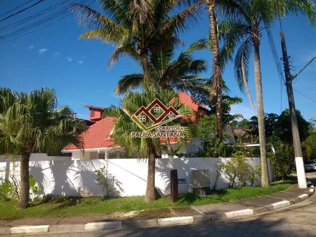 CASA EM CONDOMÍNIO FECHADO NA PRAIA DA BALEIA , DISPONÍVEL PARA VENDA E LOCAÇÃO MENSAL .