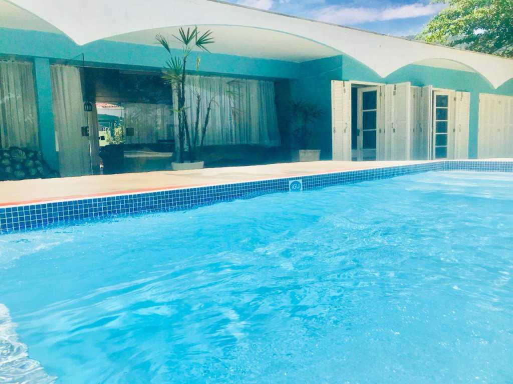 Beautiful house on the seafront at Toninhas beach