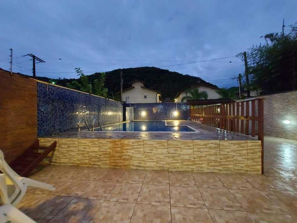 Casa com 4 quartos com suites, churrasqueira com piscina 500 mts da praia