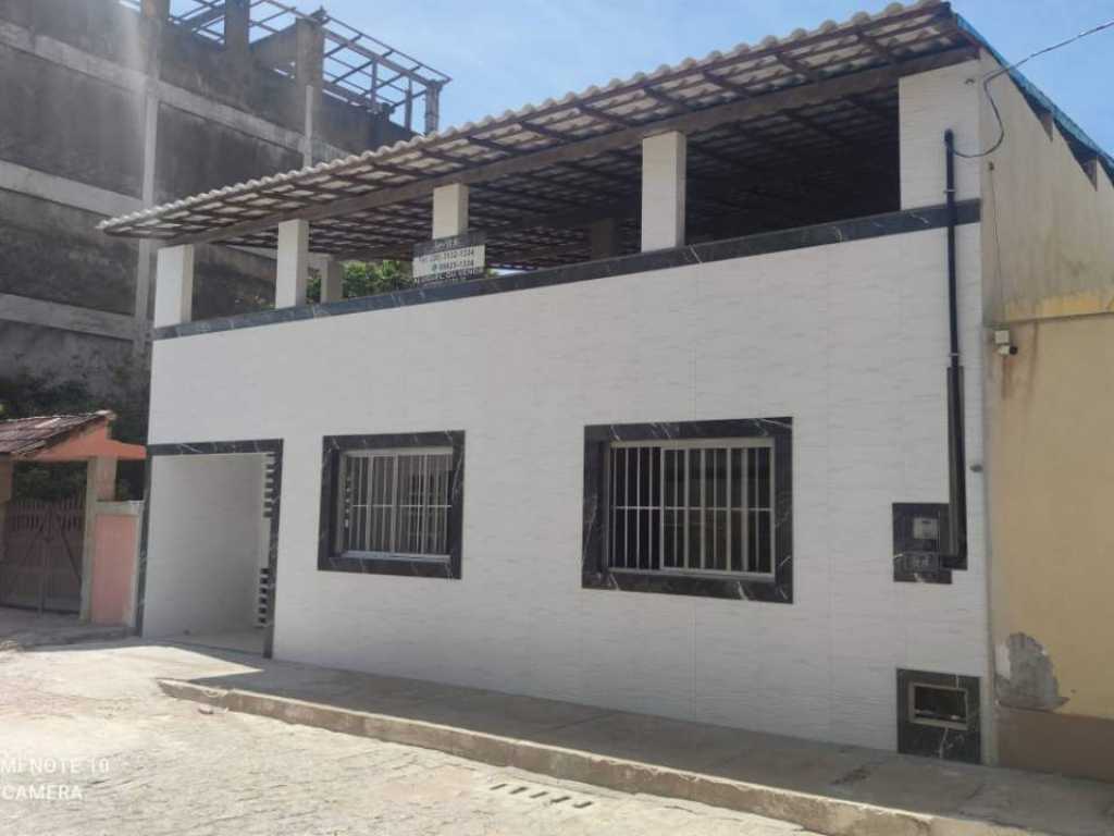 Casa de luxo com telhado colonial, piso de granito, armário embutido, box nos banheiros, antena parabólica