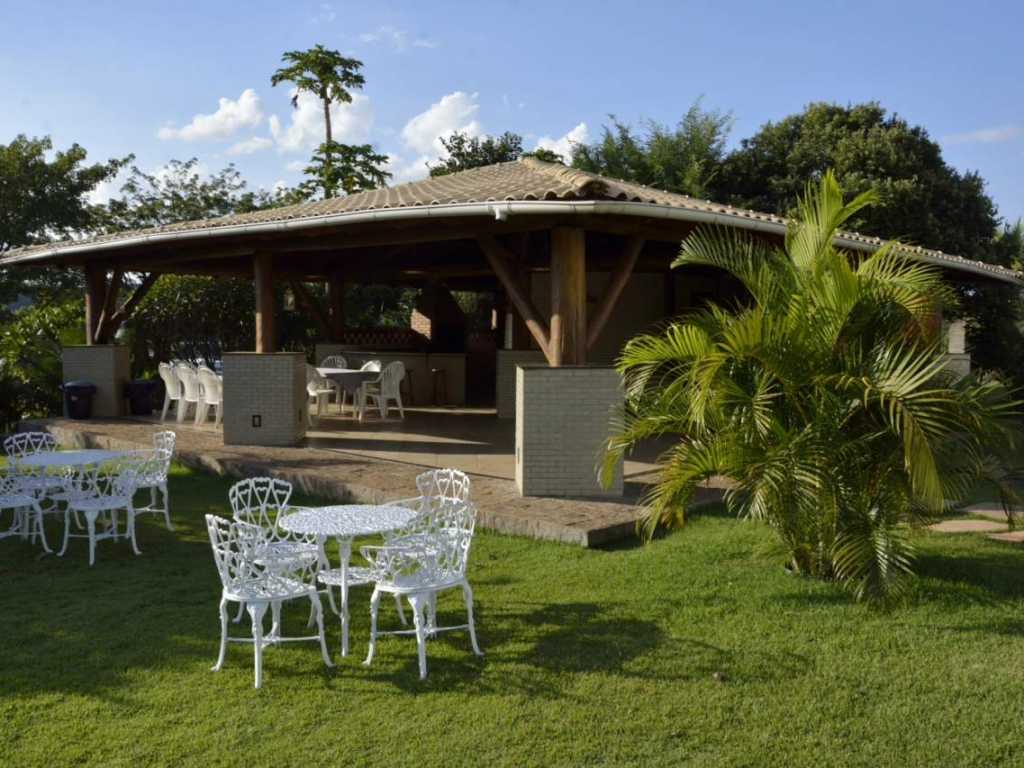 Casa confortável, arejada com lindo jardim, piscina e churrasqueira
