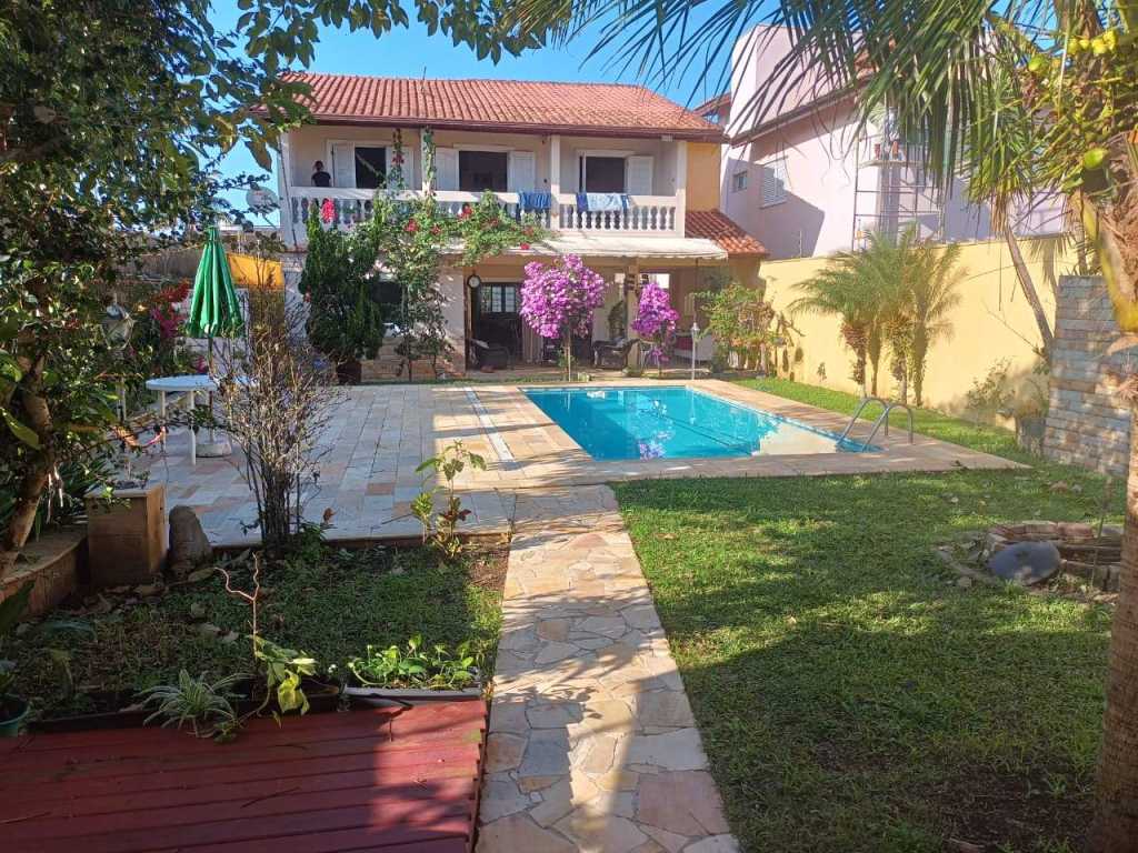 Casa deliciosa a uma quadra da praia e piscina