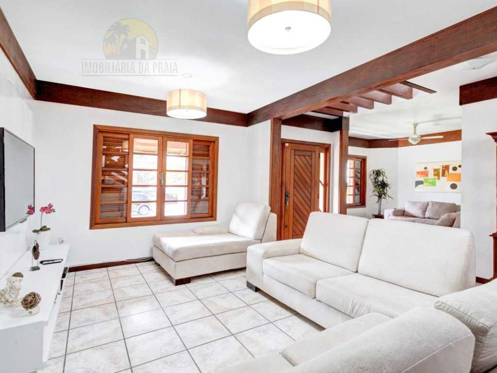 Casa com 05 dorm, piscina e localização singular/TARIFAS VERÃO SOMENTE SOB. CONSULTA!