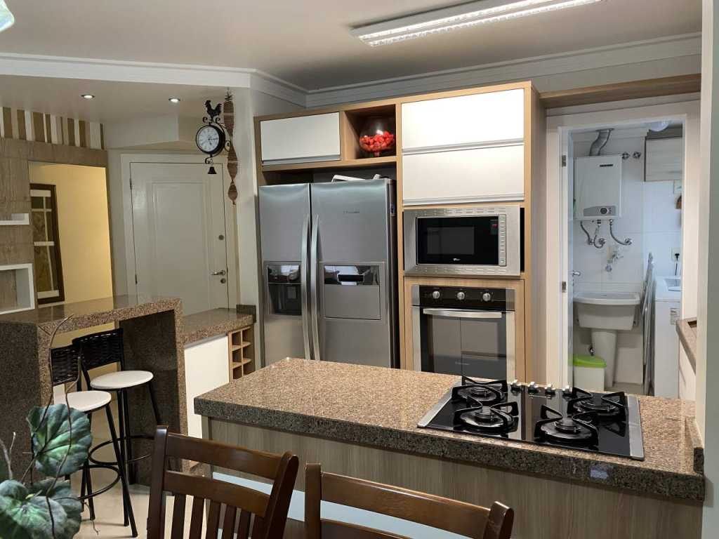 APARTAMENTO PADRÃO QUALIFICADO EM BOMBINHAS, SC, 04 AR SPLIT, WI-FI, CAMAS BOX, 70 MTS. MAR, mg203