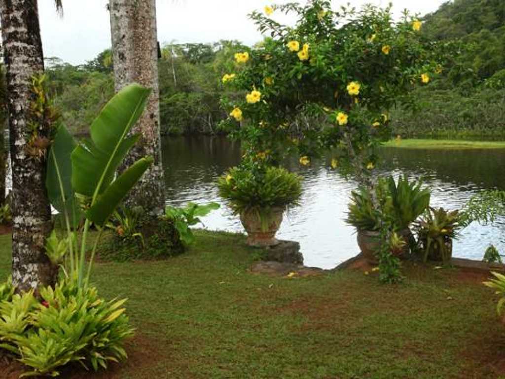 Casa beira rio perto da praia em Barra do Una