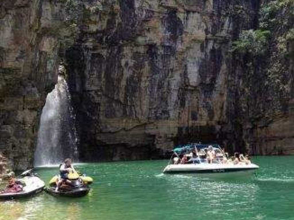 Passeio de Lancha e Pesca Esportiva Val Tucunas no Lago de Furnas em Capitólio