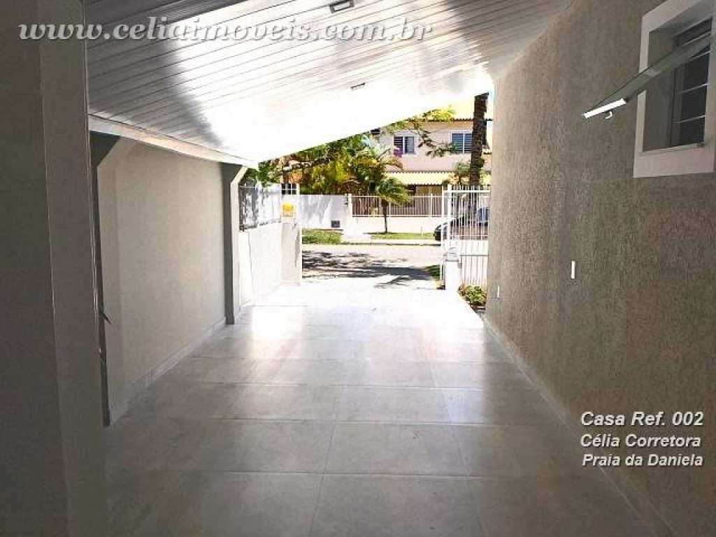 Casa a 205 m. da praia (pela área verde). 3 quartos (1 suíte)