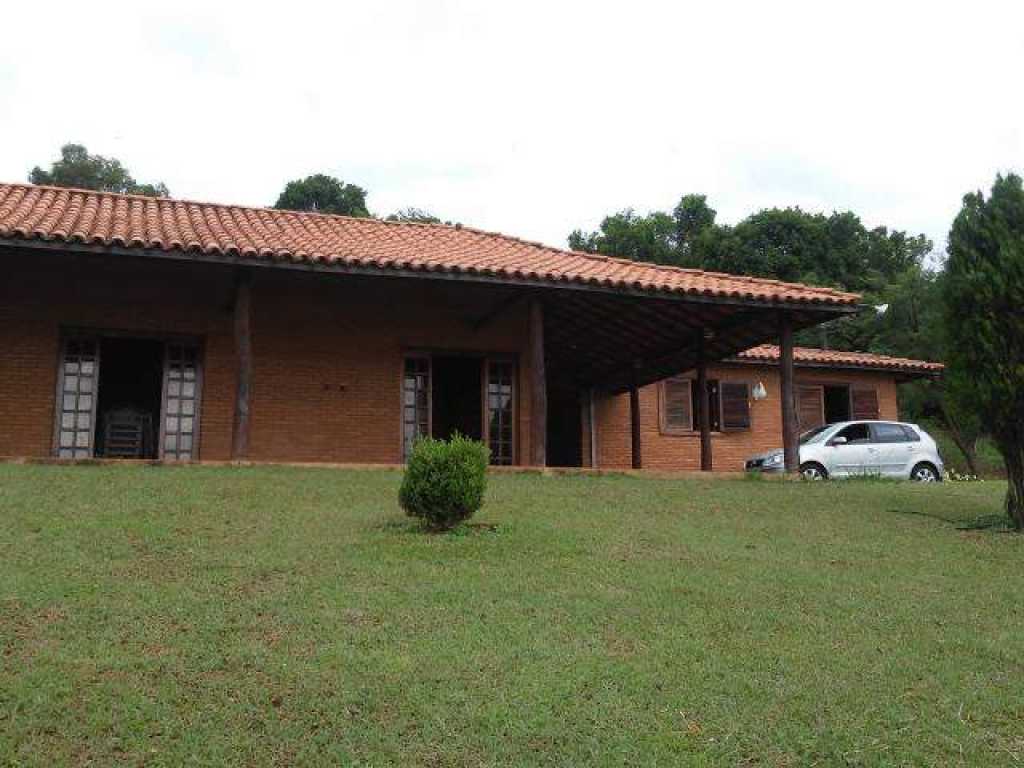 Excelente Rancho Estilo Colonial com 4 quartos. Ao lado da Lagoa azul e Paraiso perdido.