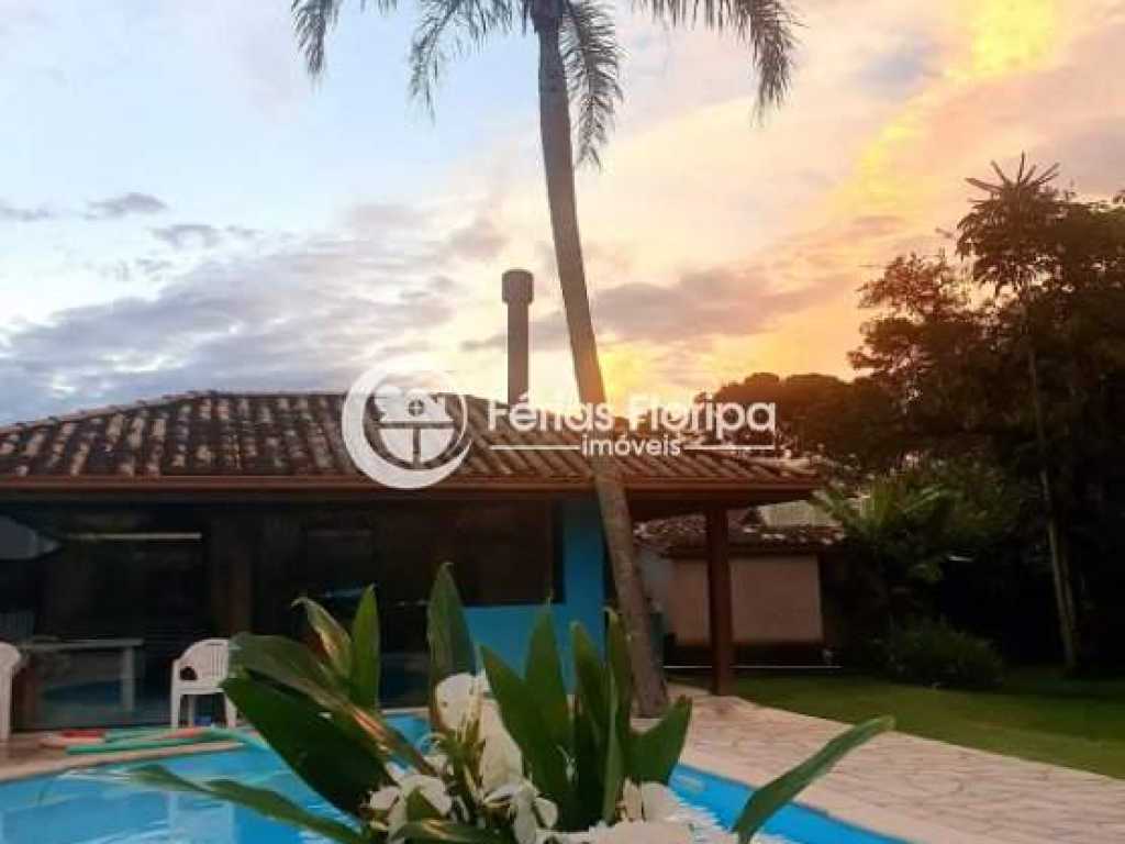 Linda Casa na Barra da Lagoa com 4 Dormitórios - REF 406