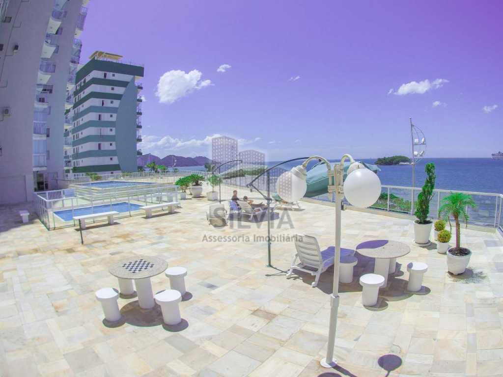 Apt in the center of Balneário Camboriú, building facing the sea.