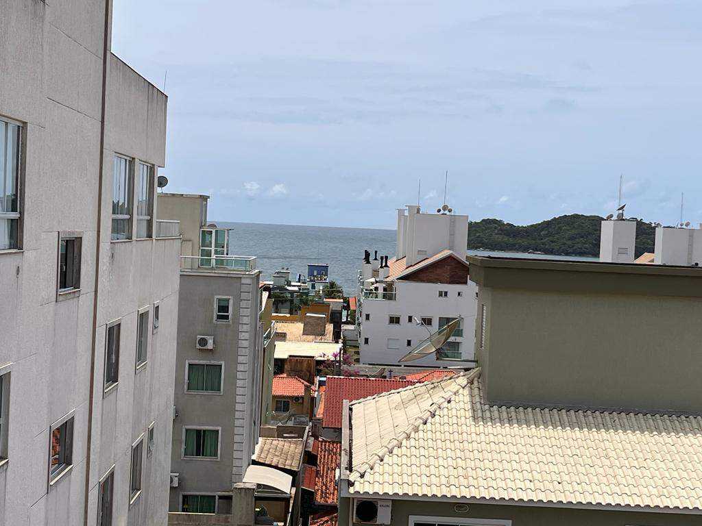 Duplex com piscina e vista para o mar