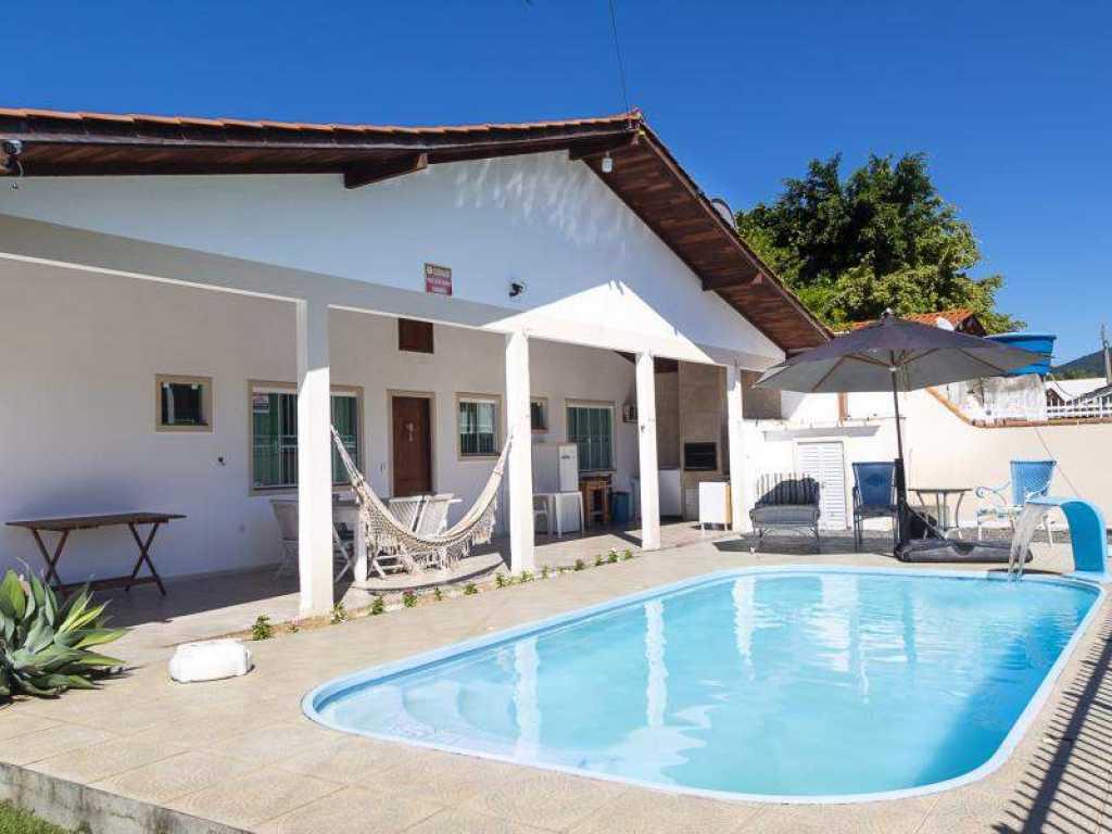 CASA COM PISCINA NA PRAIA DE ZIMBROS A 350 METROS DA PRAIA