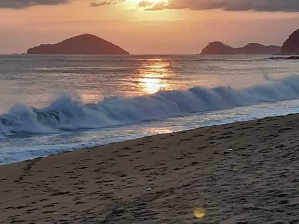 Linda casa na praia de Boiçucanga em condomínio Sol de Boiçucanga-  Pé na areia