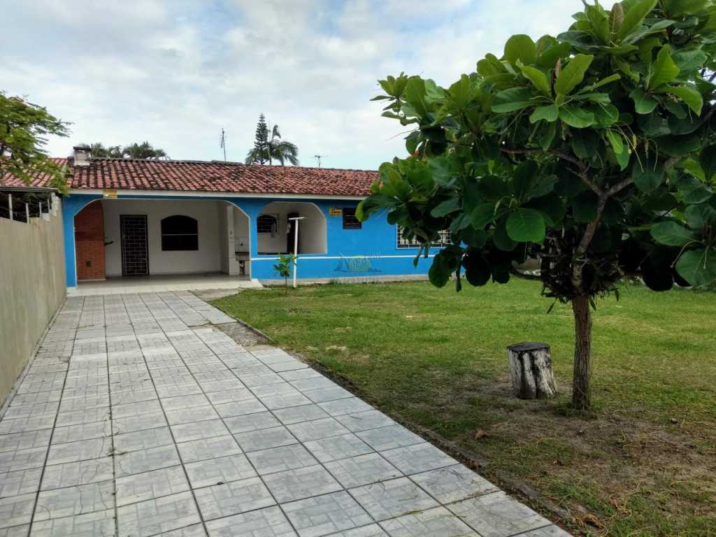 Casa em alvenaria, com quintal grande na frente.