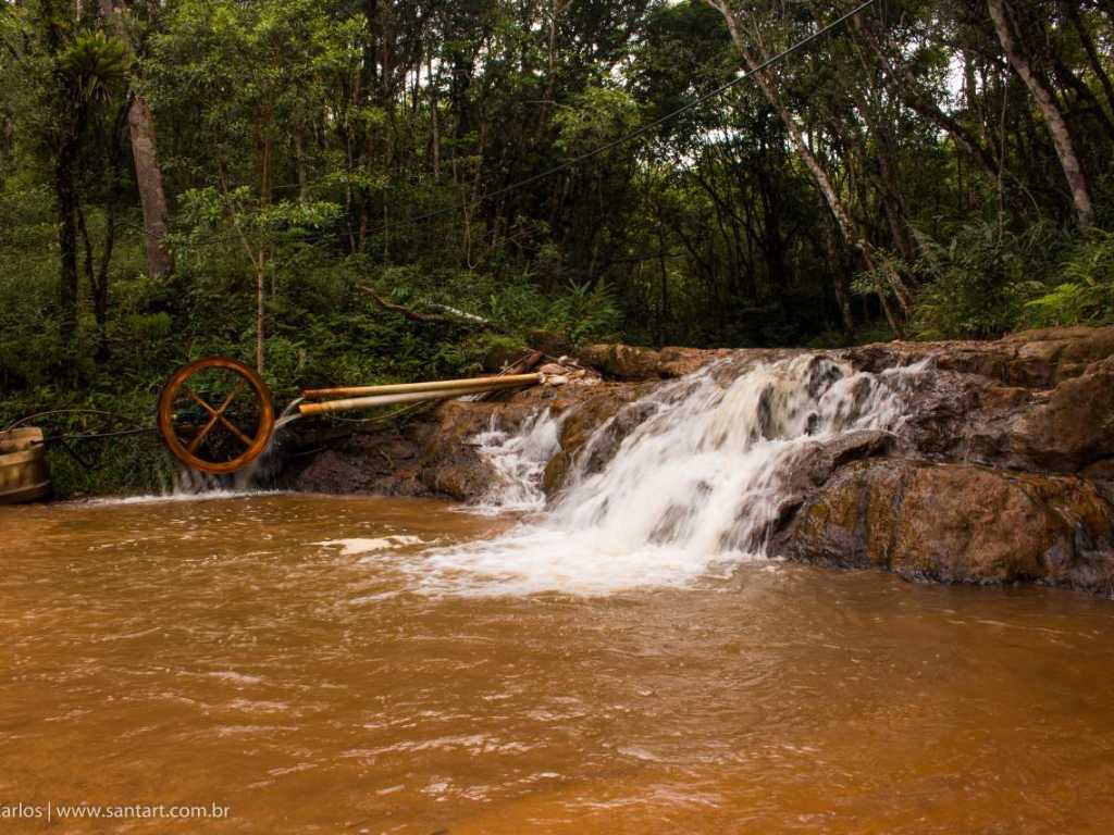 Sítio com cachoeira natural