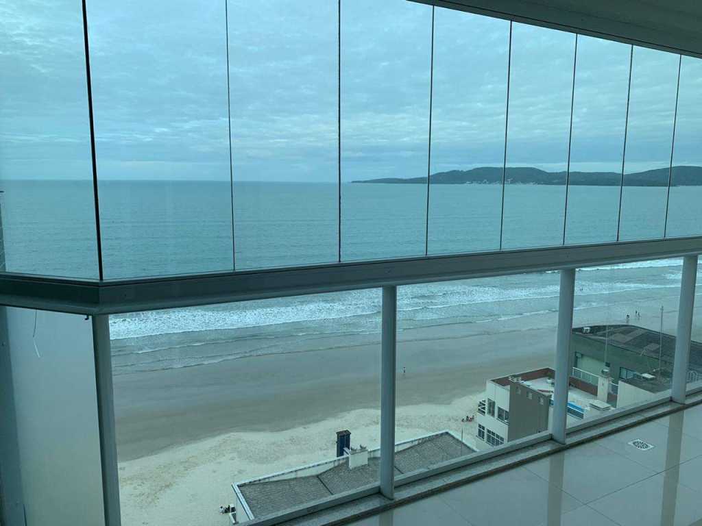 Apartamento frente para o mar 3 suites climatizadas - Meia Praia