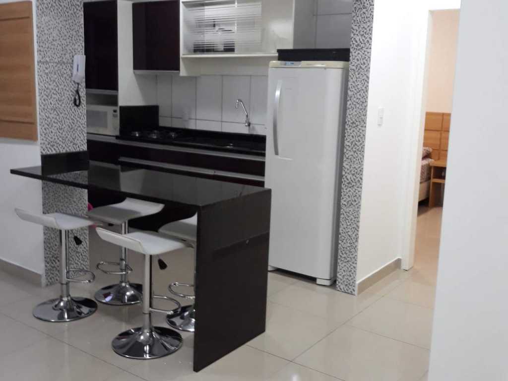 Apartamento 1 quarto na Av. Brasil, 50 metros da praia, com ar condicionado, wifi e garagem - REF 703 C