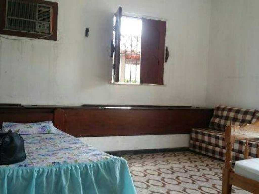 Casa com 3 quartos, 2 banheiros e acomodações para até 9 pessoas.