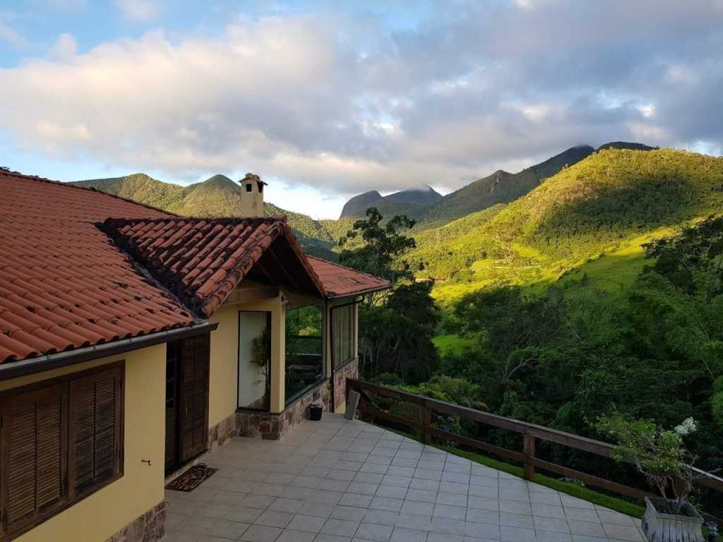 Linda casa com vista para as montanhas na Serra de Petropolis.