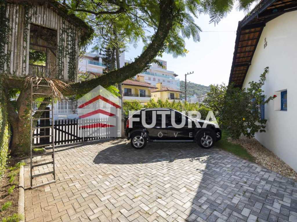 LC125 - Casa com 04 quartos para aluguel de Temporada a poucos metros da Praia de Bombas-Bombinhas/SC