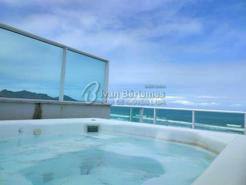 LINDA COBERTURA DUPLEX, COM JACUZZI, LOCALIZADA NA AVENIDA DA PRAIA DO MARISCAL, À 20 METROS DO MAR.