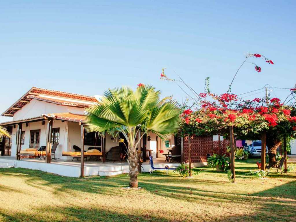 Casa frente à praia com piscina e churrasqueira