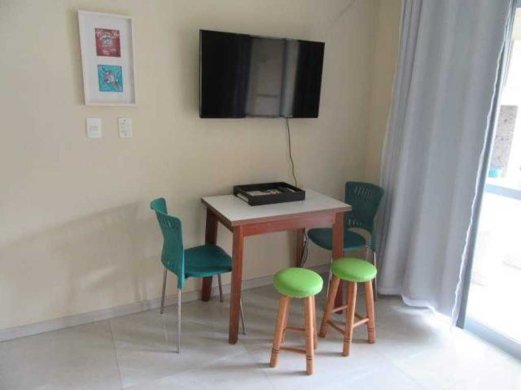 Apartamento de 1 dormitório com ar condicionado e 1 cama de casal.