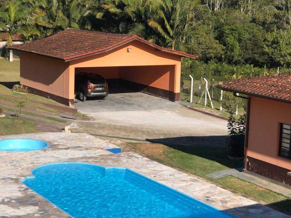 Lindo , com piscina , contato com a natureza e lago para pesca.