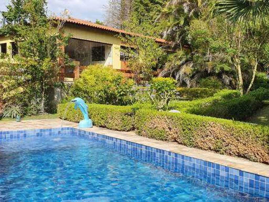 Casa em condomínio de alto padrão com lareira e piscina