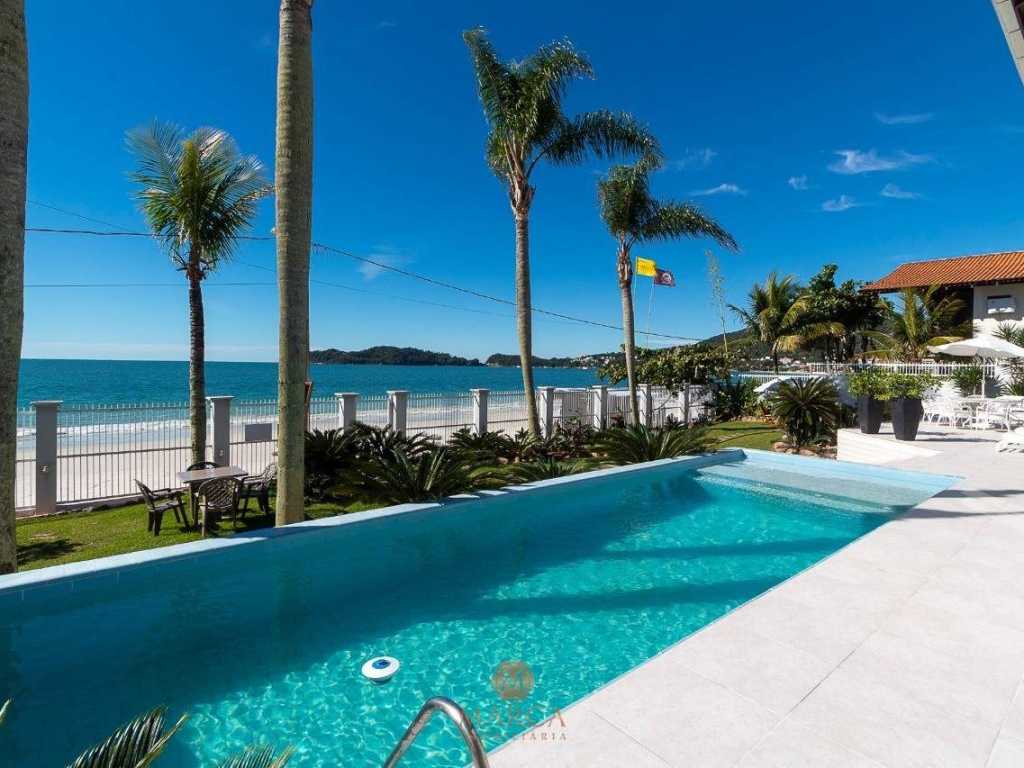 CASA COM PISCINA FRENTE MAR NO CENTRO BOMBINHAS