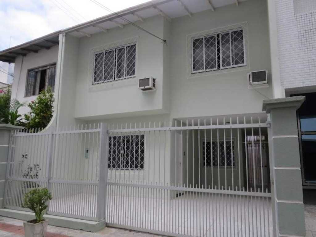 CASA 3 DORMITORIOS (1 SUITE) - PARA 10 PERSONAS cod.48 - BALNEÁRIO CAMBORIÚ - CENTRO